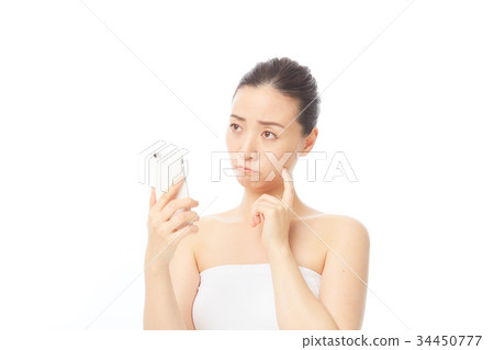 woman brushing teeth 34450777