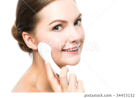 Women who use facial equipment 34453132