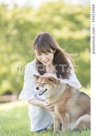 年輕女子和Shiba Inu 年輕女子和Shiba Inu 34453498