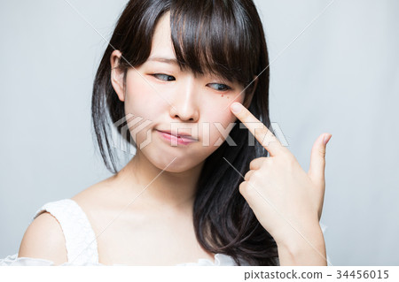 關心皮膚粗糙的女性 34456015