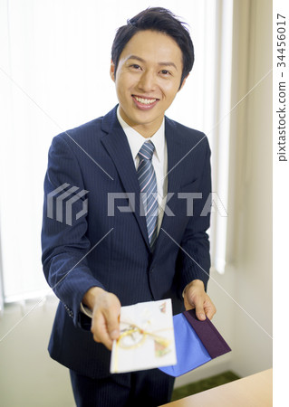 在顯示祝賀和祝賀的衣服的年輕商人在婚禮慶祝 34456017