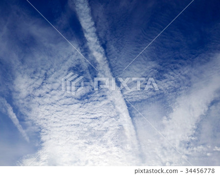 Autumn clouds falling on the blue sky a 4: 3 Autumn clouds falling on the blue sky a 4: 3 34456778