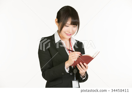 時間和進度管理是商務人士的基礎。女商人總是帶一支筆和一個筆記本，並確認時間表 34458411