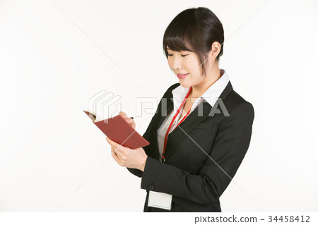 時間和進度管理是商務人士的基礎。女商人總是帶一支筆和一個筆記本，並確認時間表 34458412