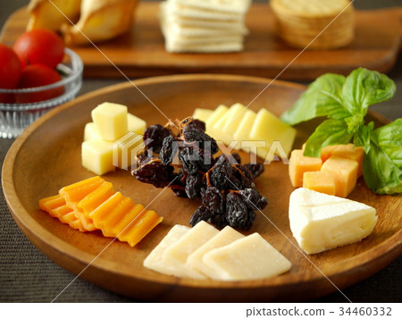 Variety cheese with crackers (side up) 34460332