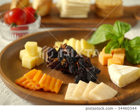 Variety cheese and cracker (horizontal position up) 34460344