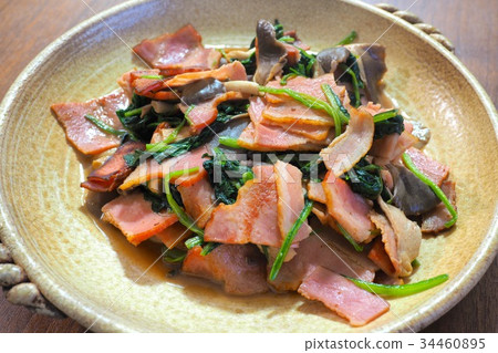 炒培根和菠菜 34460895