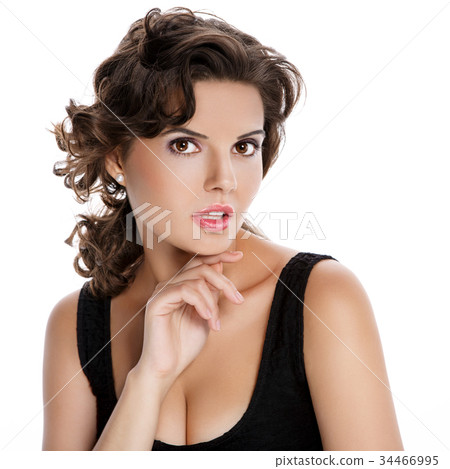 Portrait of natural and beautiful woman 34466995