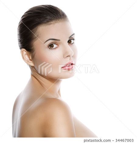 Portrait of natural and beautiful woman 34467003