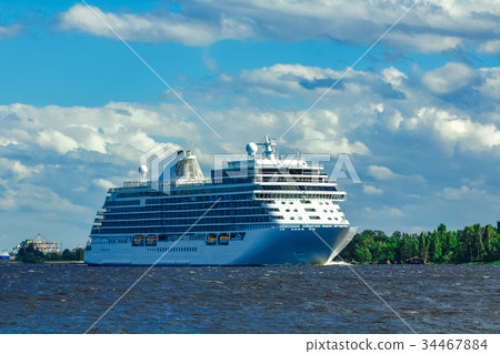 White cruise liner White cruise liner 34467884