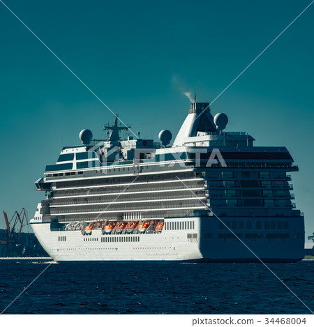 White cruise ship 34468004