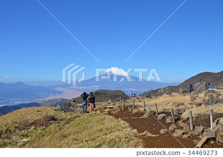 富士山和來自箱根駒岳火山頂附近的遊客 富士山和來自箱根駒岳火山頂附近的遊客 34469273
