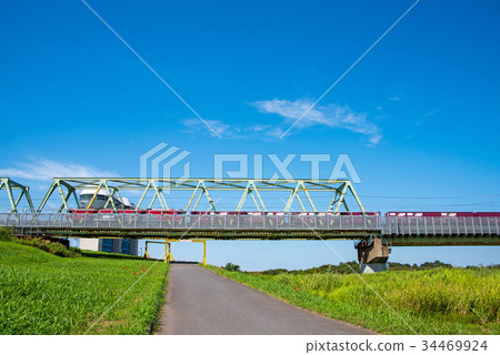 在武藏野線鐵橋火車路過 34469924