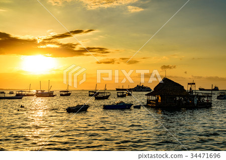 Sunset in Stone Town (Zanzibar, Tanzania) Sunset in Stone Town (Zanzibar, Tanzania) 34471696