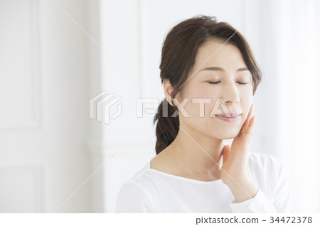 Middle-aged female Middle-aged female 34472378