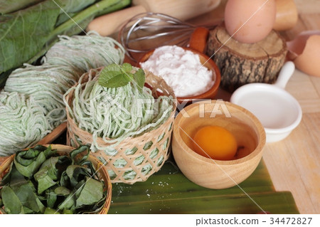 Making jade noodle made of vegetable and egg. Making jade noodle made of vegetable and egg. 34472827