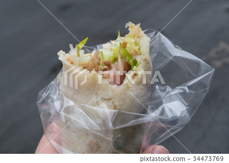 Taiwan spring roll at food street market in Taipei 34473769