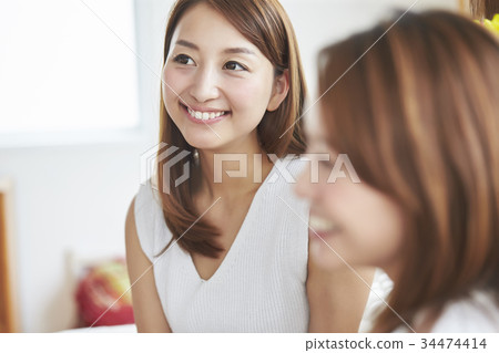 婦女享受家庭聚會 34474414
