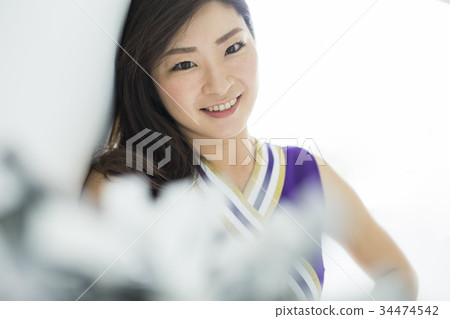 Cheerleader deciding the pose 34474542