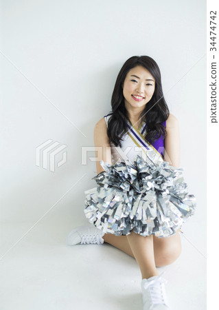 Cheerleader deciding the pose 34474742