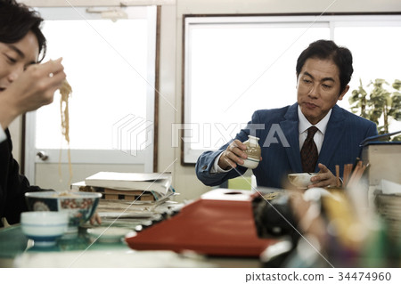 Showa office worker break time 34474960