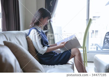放鬆在屋子裡的婦女 放鬆在屋子裡的婦女 34477195