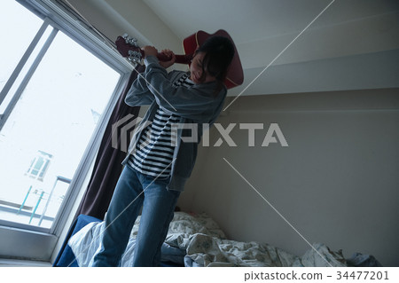 打破吉他的婦女 34477201