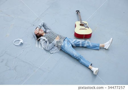 吉他和女士們 34477257