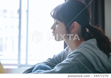 放鬆在屋子裡的婦女 放鬆在屋子裡的婦女 34477270