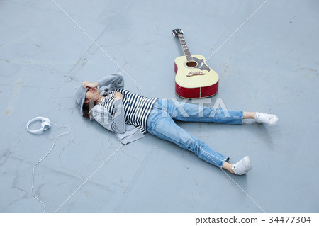 Guitar and ladies 34477304