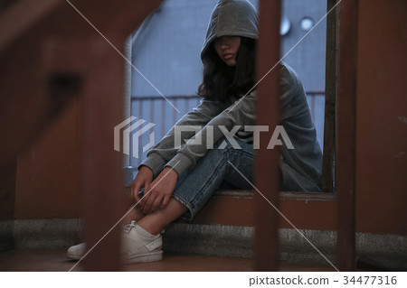 Sitting woman Sitting woman 34477316