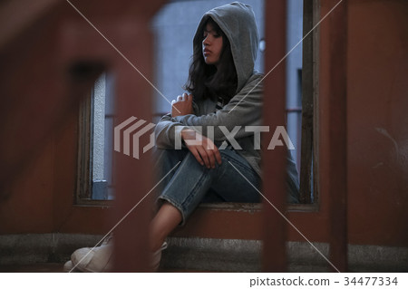 Sitting woman Sitting woman 34477334