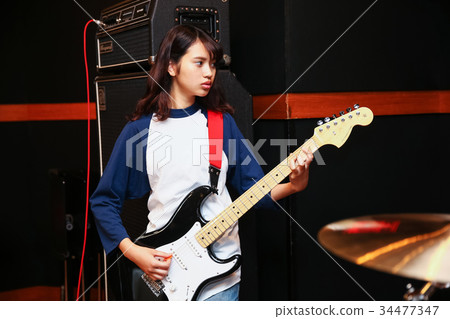 彈吉他的女人 彈吉他的女人 34477347