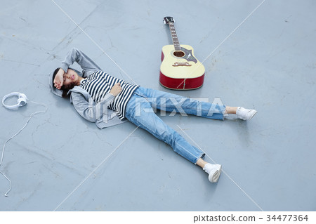 Guitar and ladies Guitar and ladies 34477364