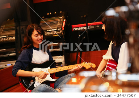 彈吉他的女人 彈吉他的女人 34477507