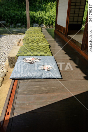 座墊是乾燥的 34479017