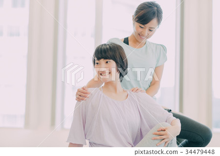 做瑜伽的少婦在瑜伽演播室 34479448