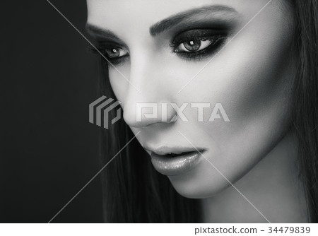 Portrait of a beautiful woman 34479839