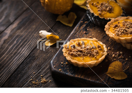 Pumpkin mini pie 34481505