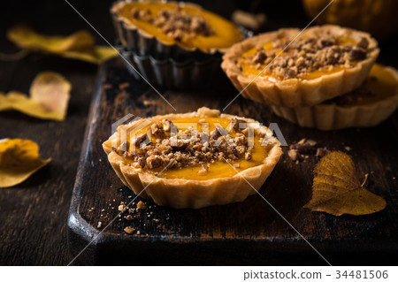 Pumpkin mini pie 34481506