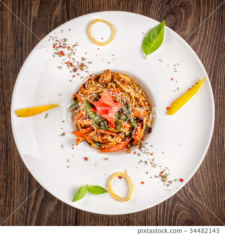 noodles with chicken and vegetables 34482143