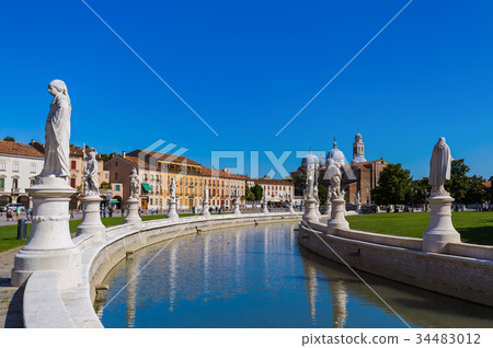 Canal with statues in Padova Italy Canal with statues in Padova Italy 34483012