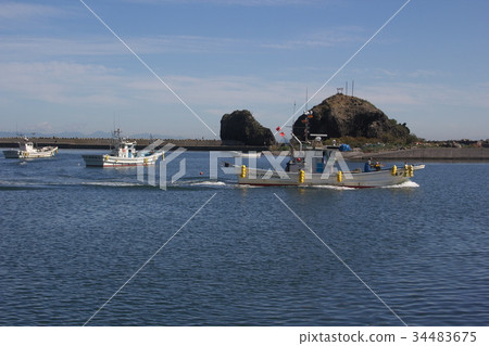 Octopus fishing return port 34483675