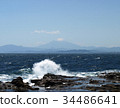 破碎的白色波浪和富士山的遠景 34486641