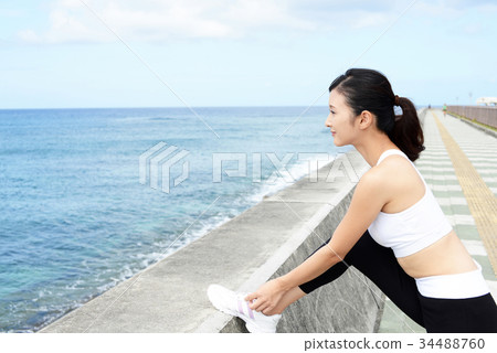 放鬆在海岸的婦女 放鬆在海岸的婦女 34488760