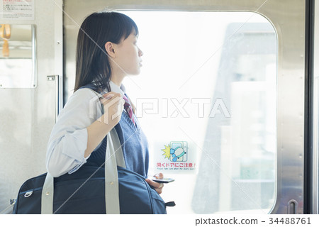 上學校火車的高中女孩 上學校火車的高中女孩 34488761