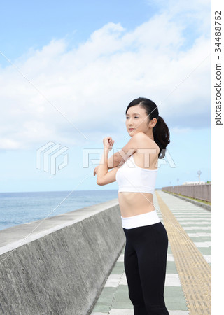 一個女人在海岸上伸展 一個女人在海岸上伸展 34488762