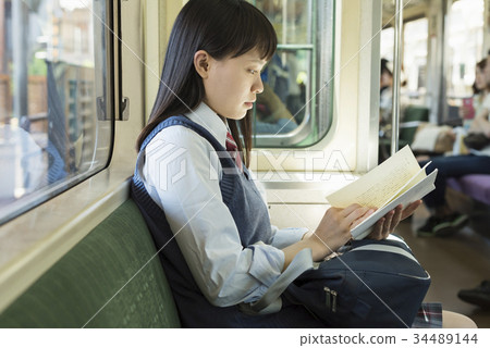 上學校火車的高中女孩 上學校火車的高中女孩 34489144