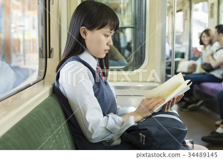 上學校火車的高中女孩 34489145