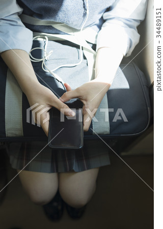 上學校火車的高中女孩 上學校火車的高中女孩 34489151